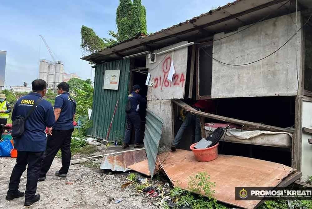 Antara struktur dibina tanpa kelulusan dirobohkan DBKL. Foto DBKL
