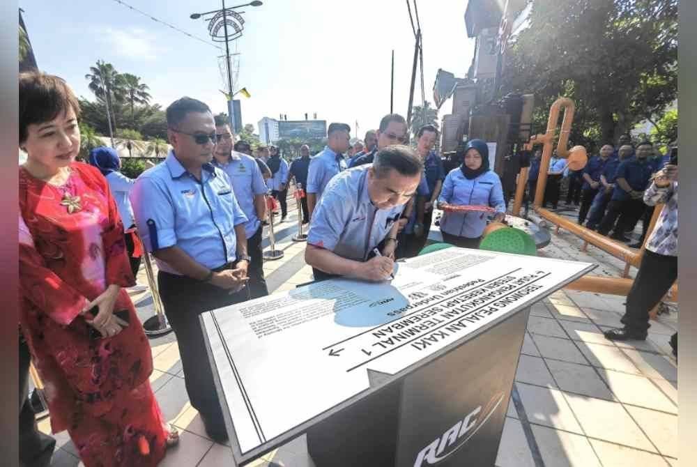 Anthony menandatangani plak perasmian Terowong Pejalan Kaki Sungai Ujong