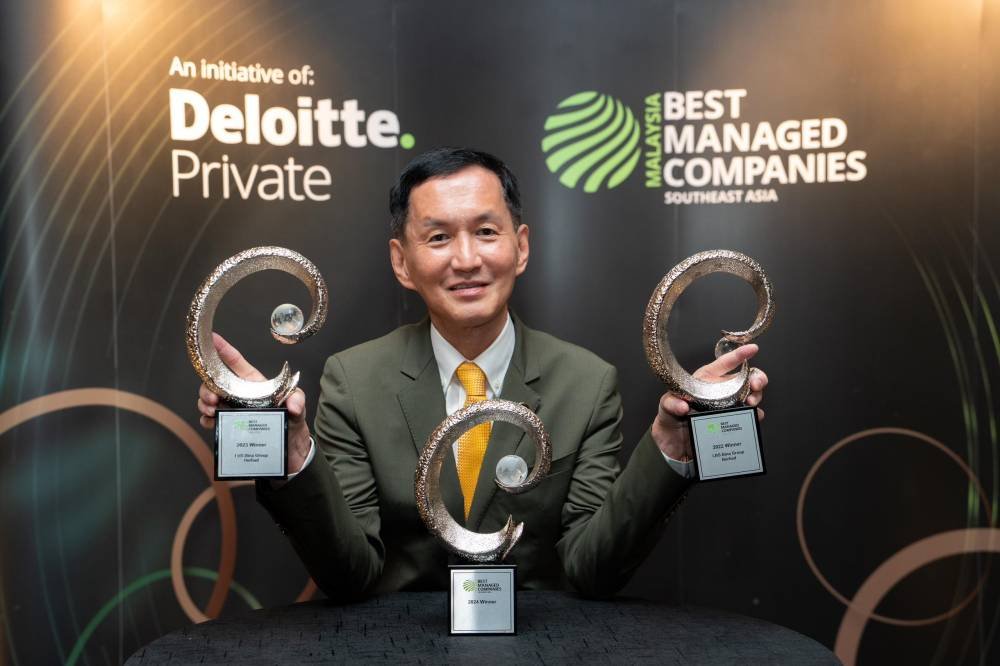 Lim Hock Guan bergambar bersama anugerah yang dimenangi LBS.