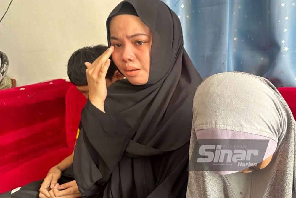 Nurul Natasha Elias (tengah) mengesat air mata ketika menceritakan ibunya yang tidak pulang sejak lebih sebulan lalu. Foto Sinar Harian/ADILA SHARINNI WAHID