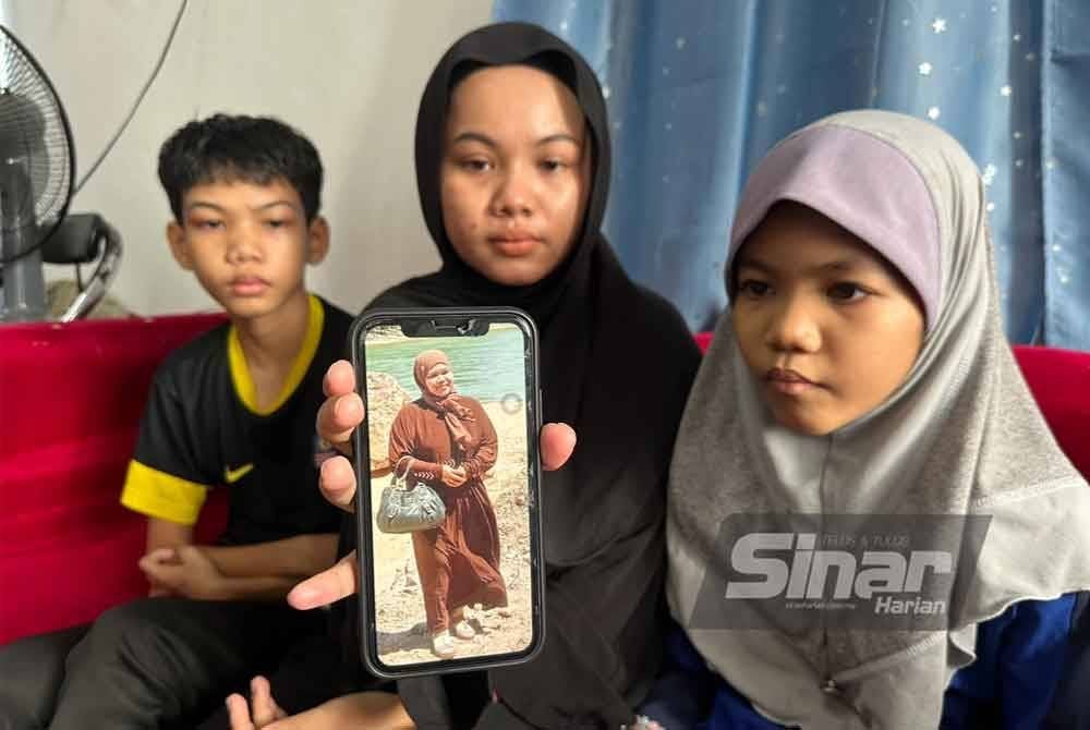 Nurul Natasha Elias (tengah) menunjukkan gambar Marhaizuna. Foto Sinar Harian/ADILA SHARINNI WAHID