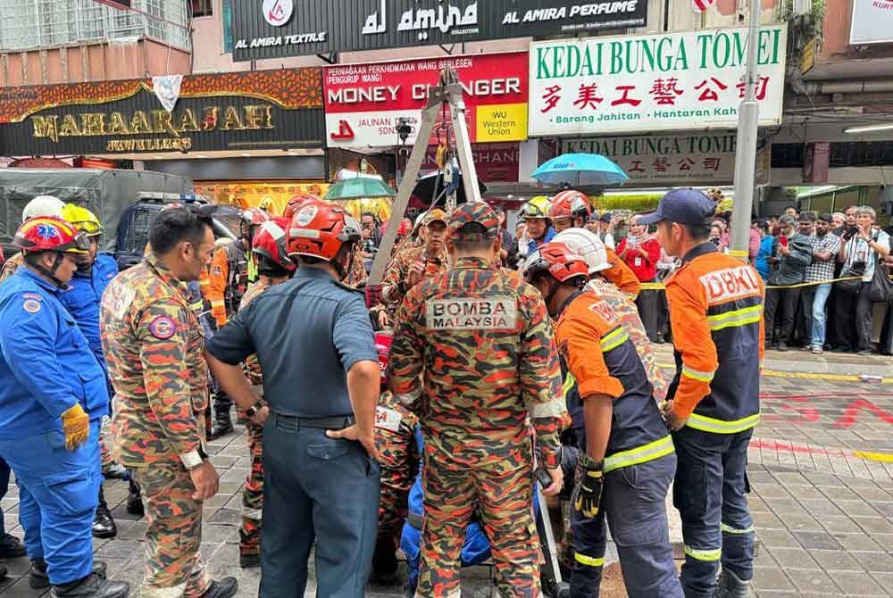 Operasi mencari dan menyelamat seorang wanita warga asing disyaki terjatuh dan tertimbus akibat tanah jerlus di hadapan Masjid India, di Kuala lumpur pada Jumaat.