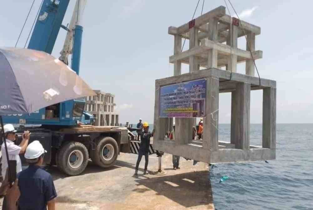 Sebanyak 14 unit tukun konservasi dasar lembut dilabuhkan di perairan Pulau Payar.