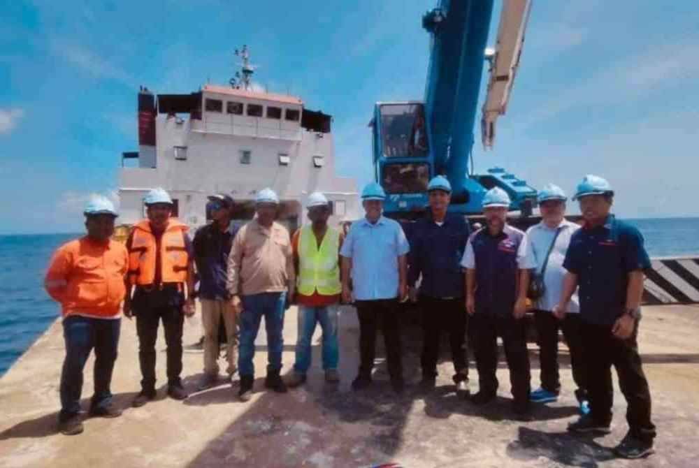 Dzowahir (lima dari kanan) turut serta menyaksikan tukun tiruan dilabuhkan di kawasan lebih kurang lima batu nautika dari Pulau Payar.