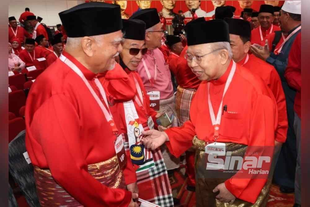 Tengku Razaleigh (kanan) hadir pada PAU 2024 di WTCKL pada Jumaat.