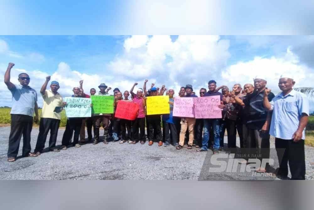Pesawah berhimpun di Kampung Pida Lima, Ayer Hitam bagi menyuarakan pendapat mereka pada Jumaat.