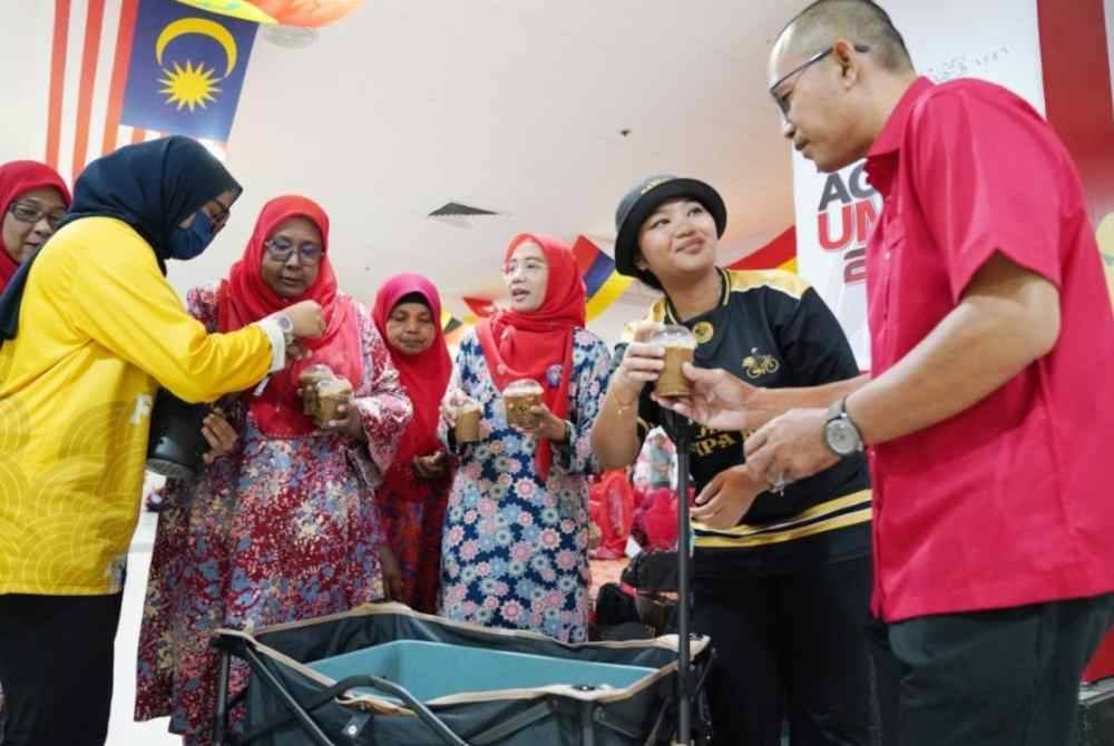 Sebanyak 4,000 cawan kopi diberi secara percuma sepanjang empat hari Perhimpunan Agung UMNO 2024 (PAU2024).