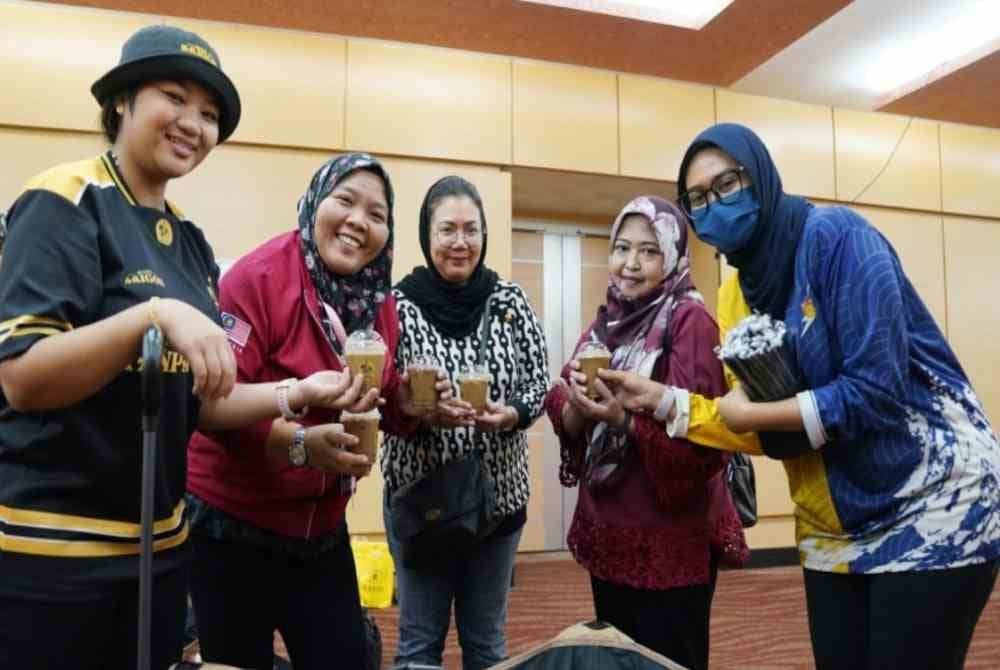 Setiap hari 1,000 cawan diperuntukkan dan ia ditaja oleh Presiden UMNO, Datuk Seri Dr Ahmad Zahid Hamidi.