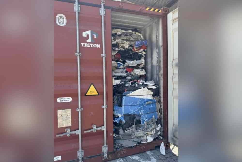 JKDM merampas 35,127 kg plastik sekerap dalam operasi di Pelabuhan Klang, 2 Ogos lalu.