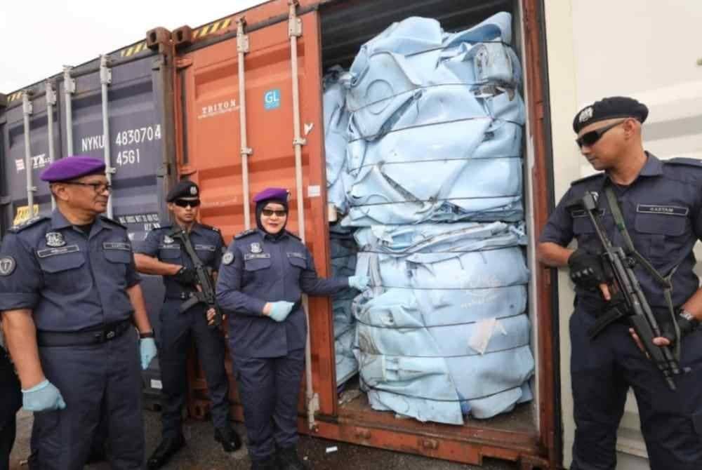 Anis Rizana menunjukkan plastik sekerap yang dirampas pihaknya di Pelabuhan Klang, 2 Ogos lalu.