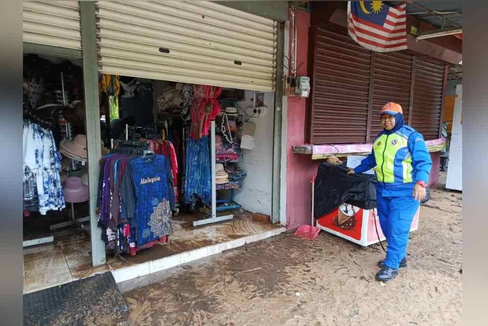 Sebuah kedai baju di kawasan parkir SkyCab di Oriental Village, Langkawi terjejas akibat arus deras kepala air pada Jumaat. - Foto: APM