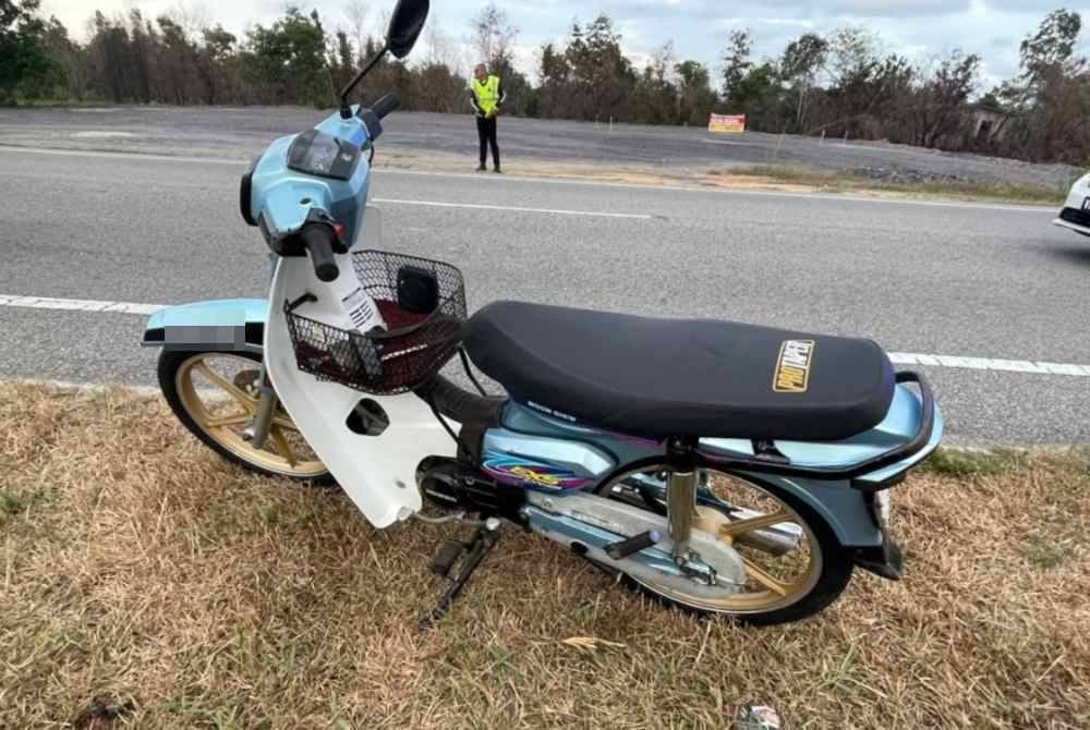 Motosikal ditunggang mangsa terlibat dalam kemalangan. Foto ihsan polis