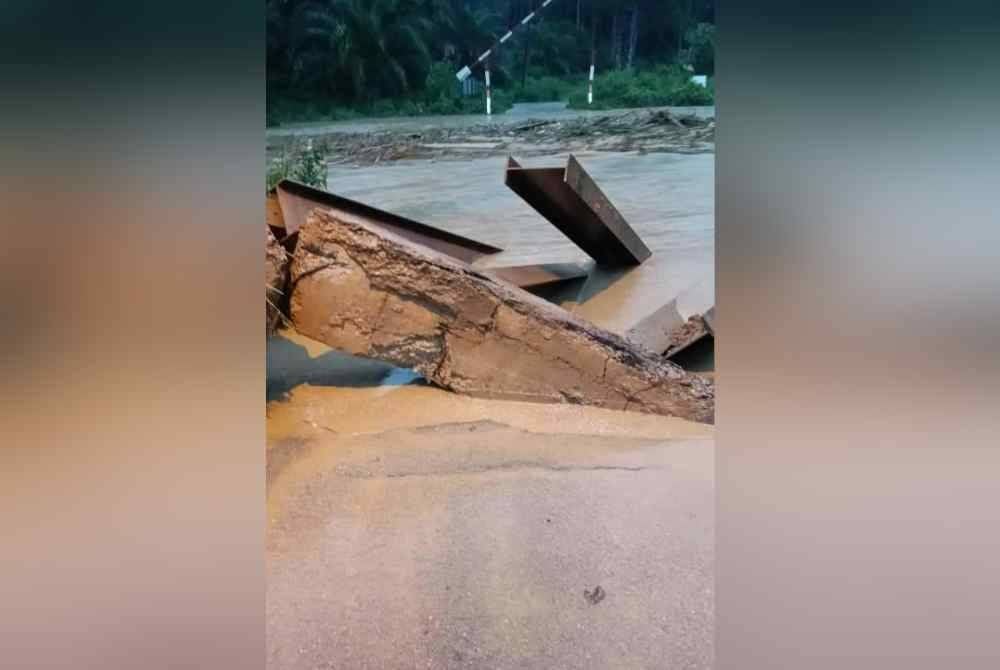 Gambar tular menunjukkan kesan empangan pecah di Kampung Ulu Slim.
