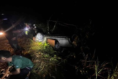 Kenderaan yang dinaiki tiga beranak terbabas sendiri di Jalan Lahad Datu-Tawau.