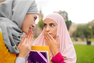 JAGALAH tutur kata walau di mana sahaja kerana ia menunjukkan akhlak kita sebagai orang yang beragama. -Foto: Canva