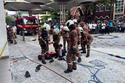 Keadaan di lokasi kejadian tanah mendap di hadapan Masjid India, di sini, pada Jumaat.