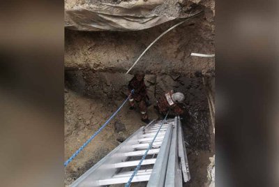 Keadaan di lokasi kejadian tanah mendap di hadapan Masjid India, di sini, pada Jumaat.