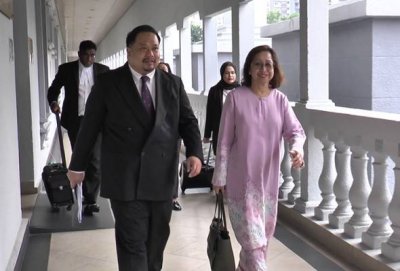 Na'imah (kanan) tiba di Mahkamah Sesyen Kuala Lumpur pada Jumaat.