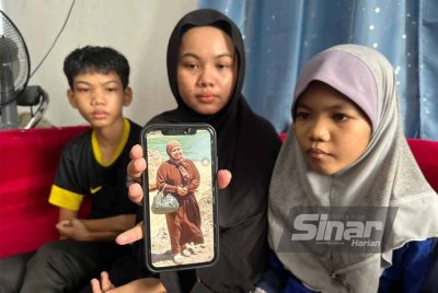 Nurul Natasha Elias (tengah) menunjukkan gambar Marhaizuna. Foto Sinar Harian/ADILA SHARINNI WAHID