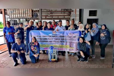 Dzowahir (enam dari kanan) dan Pang (lima dari kiri) bersama warga kerja Jabatan Perikanan Negeri Kedah yang terlibat dalam program melabuhkan tukun di perairan Pulau Payar.