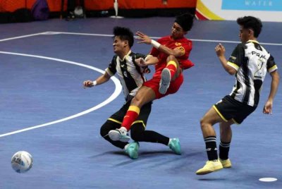 Aksi Kapten pasukan Selangor Syahir Iqbal Khan ketika menentang Perak. Foto Bernama