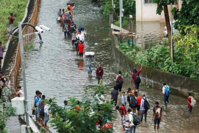 Kira-kira 1.7 juta orang terjejas di Tripura, timur laut India akibat banjir. Foto Reuters