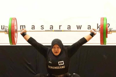 Atlet muda Terengganu Siti Aqilah Farhana berjaya memenangi pingat Emas dalam acara Angkat Berat Wanita lebih 76kg dengan angkatan berat 226 KG di Dewan Sukan Tan Sri Datuk Amar Stephen Kalong Ningkan pada Jumaat. Foto Bernama