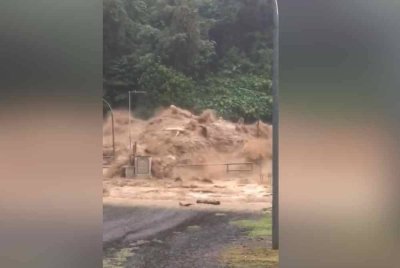 Gambar tular menunjukkan kejadian kepala air di kawasan empangan di Kampung Ulu Slim.