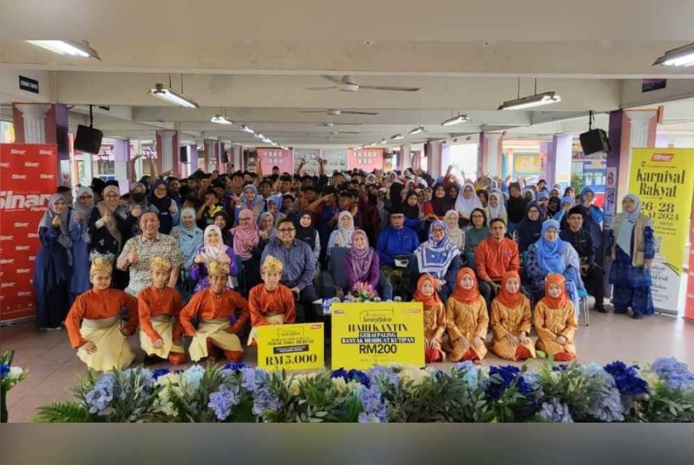 Barisan kedua, Zamri (tiga dari kiri), Norfadzilah (tengah) dan Nik Suhaida (tiga dari kanan) bergambar kenangan bersama guru serta pelajar SK Puchong Indah.