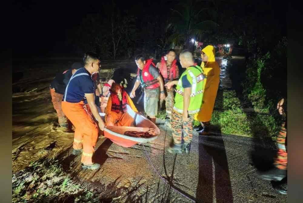 Operasi membawa keluar mangsa yang terperangkap sedang dijalankan polis bersama Jabatan Bomba dan Penyelamat Malaysia (JBPM), Angkatan Pertahanan Awam Malaysia (APM) dan Rela.