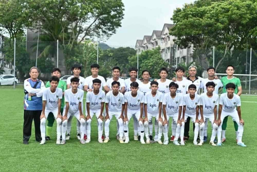 Kamal (barisan belakang, kiri) bersama pemain-pemain SMK TTDI Jaya sebelum perlawanan separuh akhir Piala Datuk Mokhtar Dahari B-18 menentang SMK Bukit Jelutong pada Jumaat.