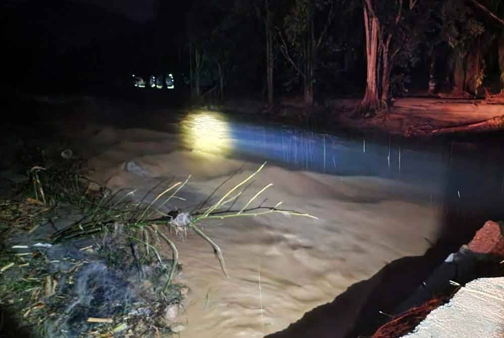Paras air sungai telah menunjukkan tanda menurun, namun arus masih lagi deras.