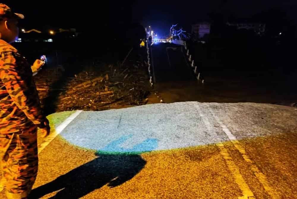 Jambatan yang menghubungkan laluan ke tapak perkhemahan itu sejauh 800 meter telah runtuh akibat arus deras kepala air.