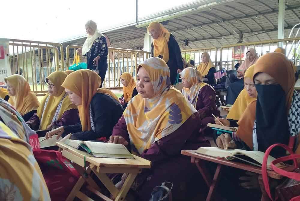 Sebahagian ahli Rumah Ngaji Komuniti Teluk Muroh yang menyertai Program Malaysia #QuranHourdi Marina Island di sini pada Jumaat.