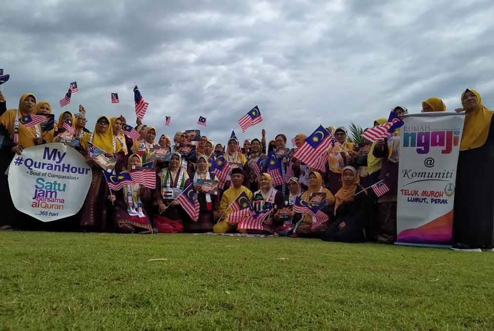 Peserta Program Malaysia #QuranHouranjuran Rumah Ngaji Komuniti Teluk Muroh di Marina Island di sini merakam kenangan pada Jumaat.