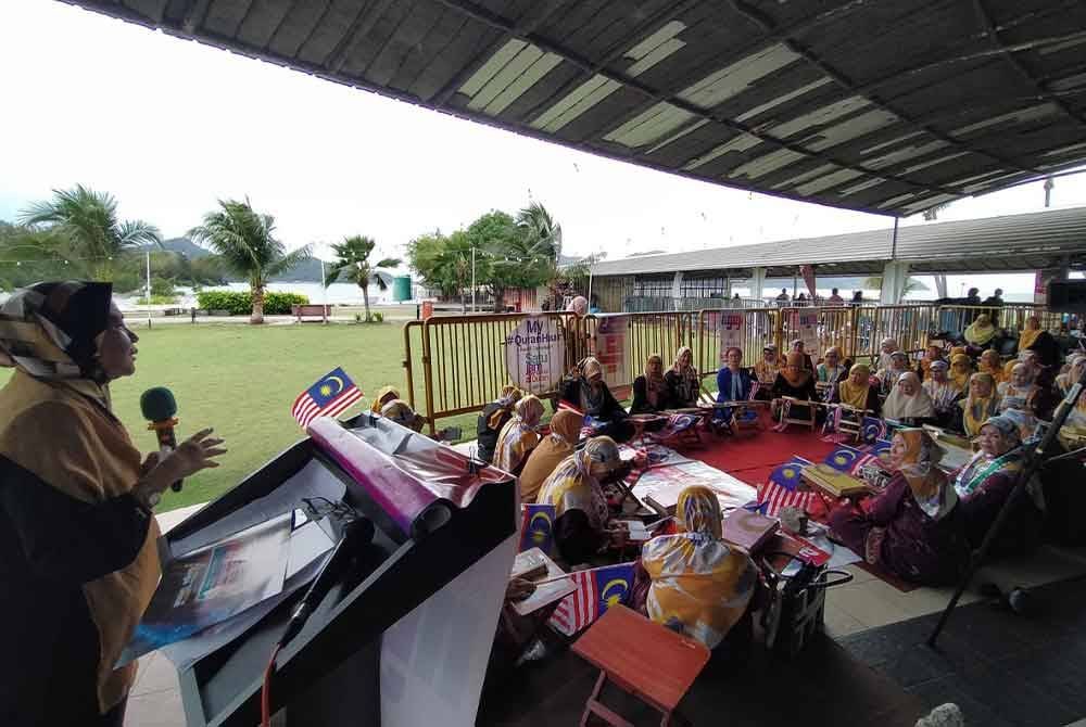 Marhaini menyampaikan ucapan di hadapan kira-kira 60 orang peserta yang hadir menyertai Program Malaysia #QuranHourdi Marina Island di sini anjuran Rumah Ngaji Komuniti Teluk Muroh pada Jumaat.