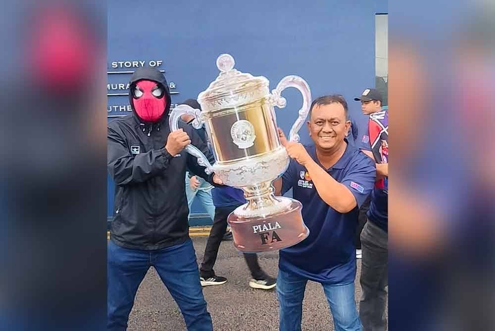 Gelagat penyokong di Stadium Tan Sri Dato’ Haji Hassan Yunos, Larkin, sebelum menaiki bas ke Stadium Nasional Bukit Jalil, Kuala Lumpur, pagi Sabtu.