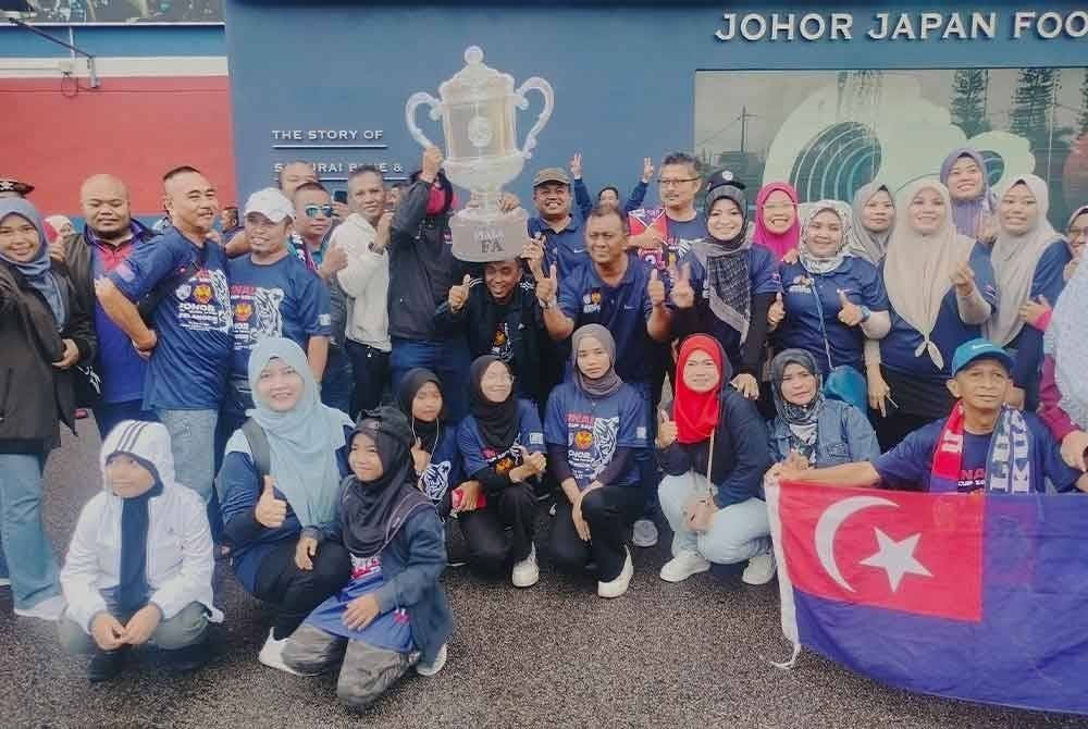 Penyokong JDT bergambar bersama di Stadium Tan Sri Dato’ Haji Hassan Yunos, Larkin, untuk menaiki bas ke Stadium Nasional Bukit Jalil, Kuala Lumpur, pagi Sabtu.