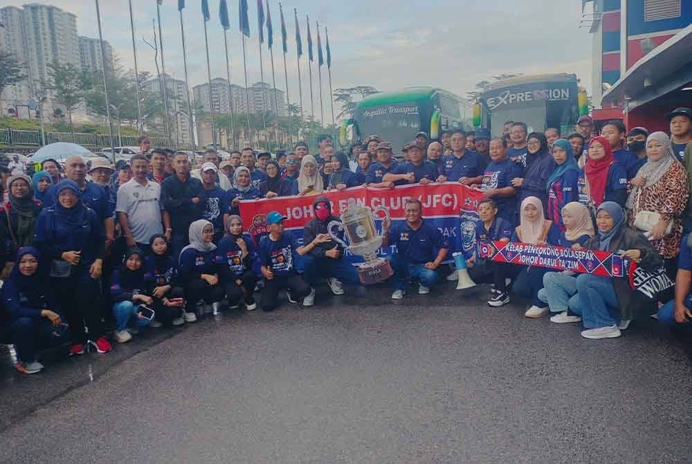 Penyokong JDT berkumpul di Stadium Tan Sri Dato’ Haji Hassan Yunos, Larkin, untuk menaiki bas ke Stadium Nasional Bukit Jalil, Kuala Lumpur, pagi Sabtu.