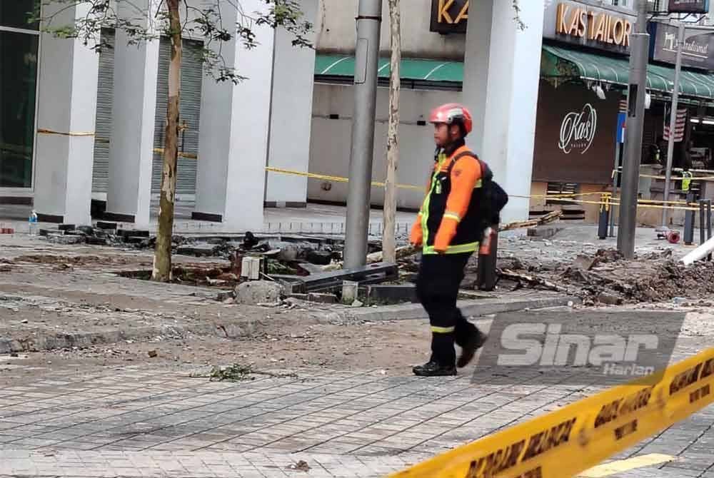 Pita keselamatan dipasang di lokasi kejadian bagi sebagai langkah keselamatan.