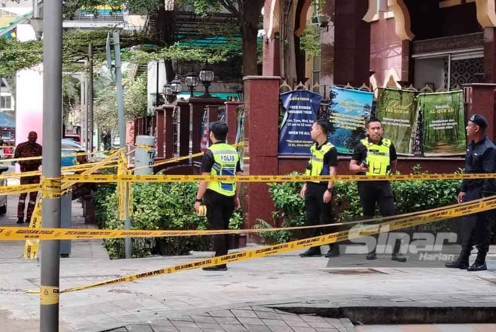 Anggota polis memantau lokasi kejadian.
