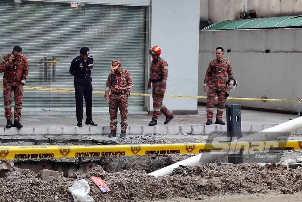 Anggota bomba dan penyelamat melakukan pemantauan di lokasi kejadian.