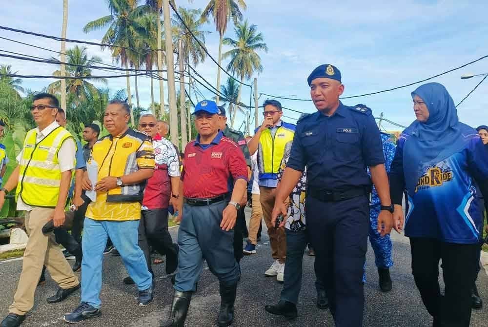 Saarani (tiga dari kanan) ketika meninjau keadaan runtuhan Jambatan Lama Sungai Slim di Jalan Slim River-Behrang Ulu pada Sabtu.