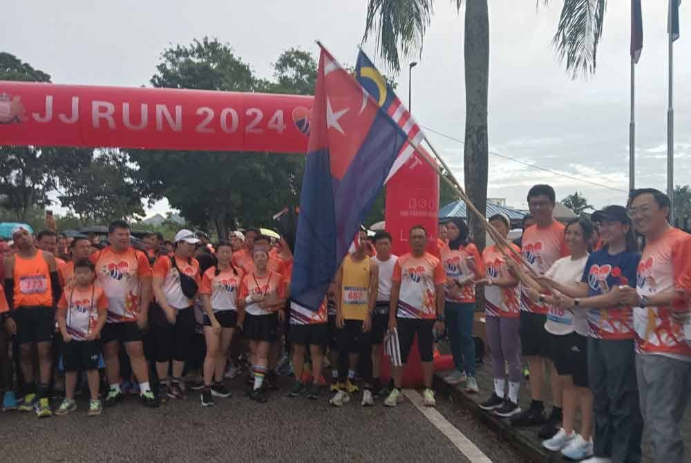 Ni Ching (tiga dari kanan) melepaskan kira-kira 900 peserta dalam program Johor Jaya Run 2024 di pekarangan Dewan Raya Bandar Seri Alam, Pasir Gudang, pada Sabtu.