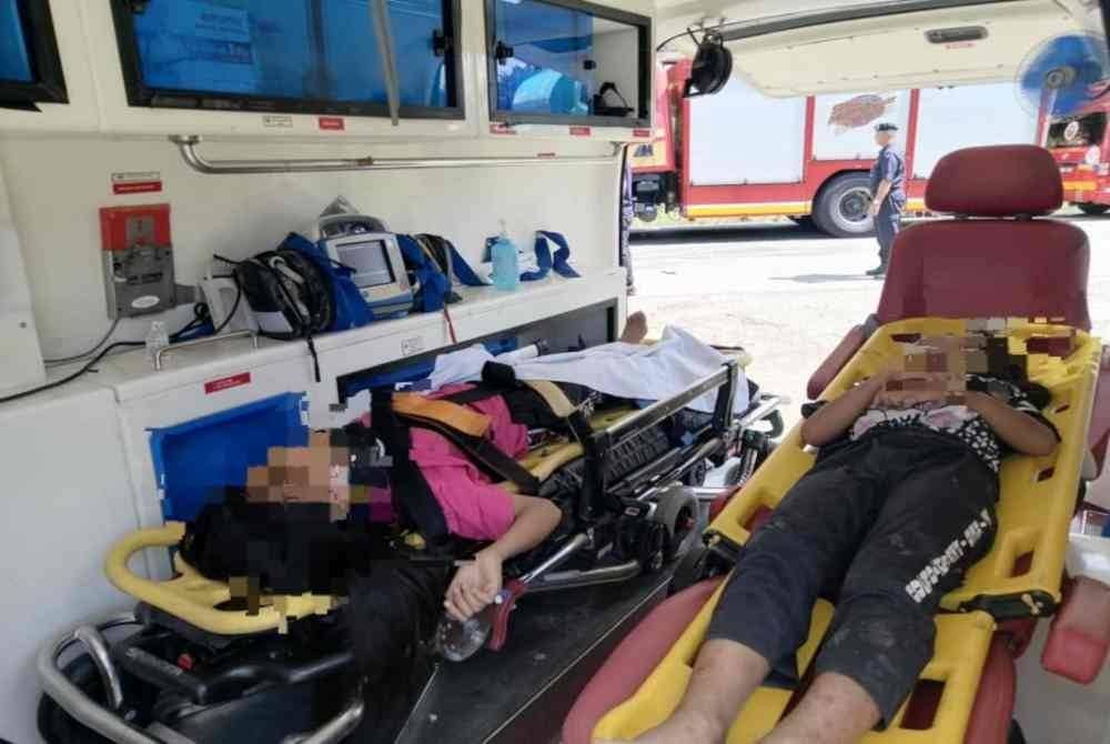 Mangsa yang cedera dihantar ke hospital untuk rawatan lanjut.