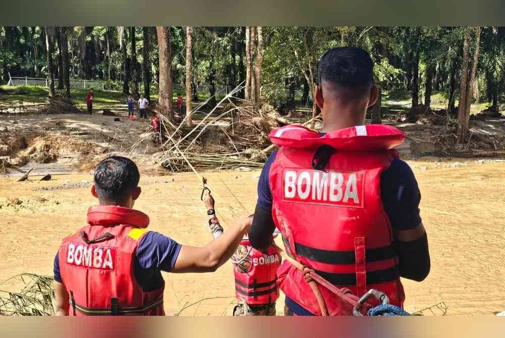 
Pasukan bomba menggunakan kaedah 'highline' bagi membawa keluar 21 mangsa yang terperangkap di Risda Eco Park di Slim River pada Sabtu.