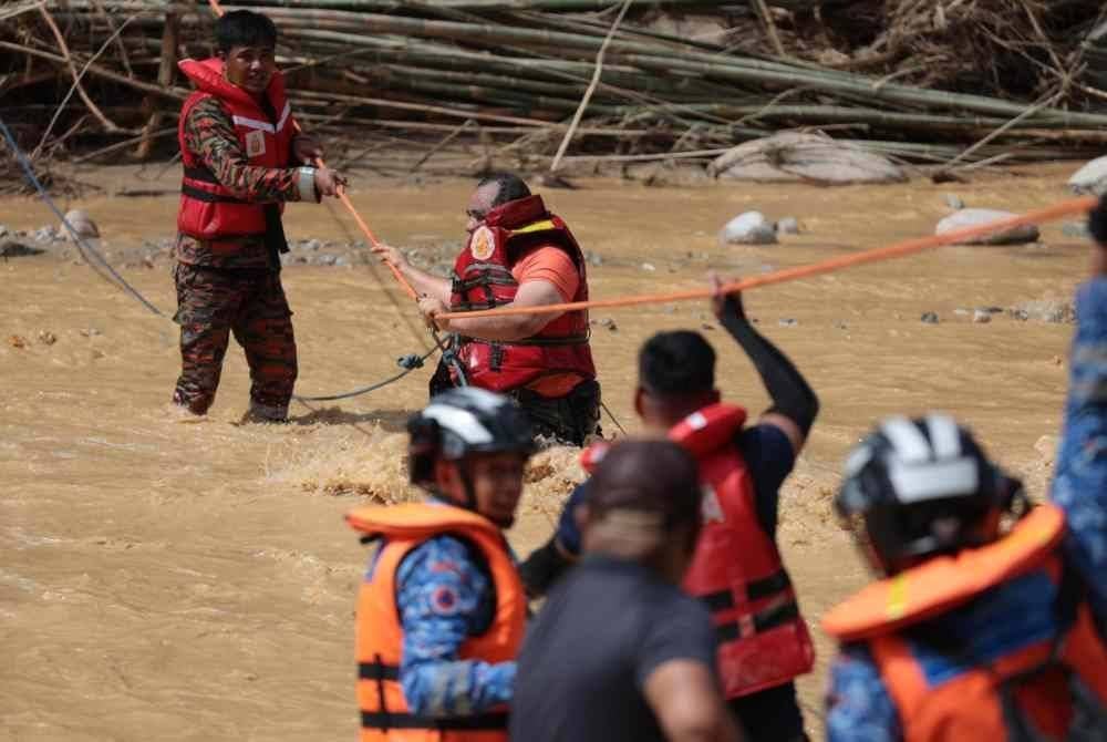 Seorang mengsa dibawa keluar merentasi Sungai Gelinting.