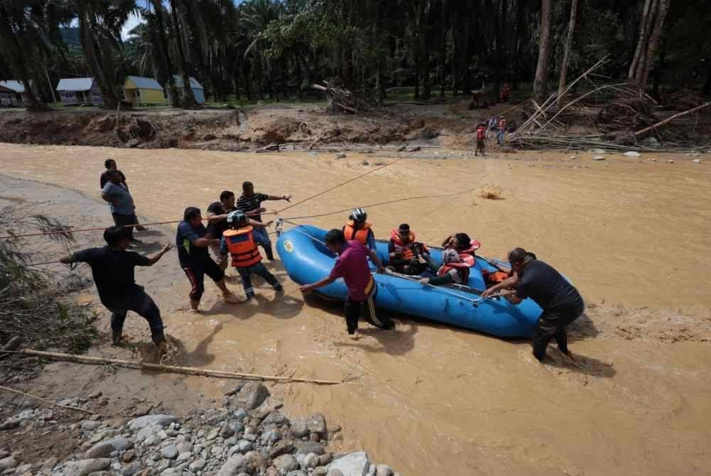
Bot 'rafting' turut digunakan untuk membawa kanak-kanak keluar menyeberangi arus deras Sungai Gelinting.