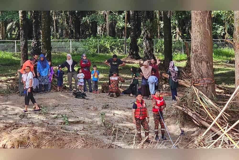 
19 sekeluarga dan tiga penduduk setempat menunggu di tebing sungai untuk diselamatkan selepas lebih 12 jam terperangkap.