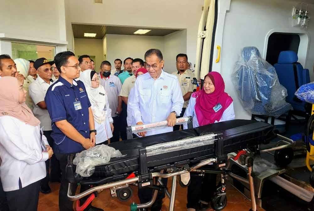 Dzulkefly (dua dari kanan) melihat kemudahan kesihatan yang ada di Hospital Dungun sempena majlis penyerahan yang diadakan di hospital tersebut pada Sabtu.